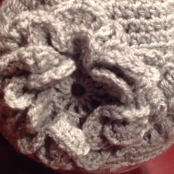 SOLD LOCALLY ! GRAY HAT WITH LARGE FLOWER - Picture 3 of 4