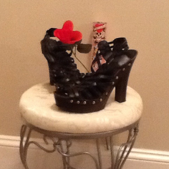 🌹🌹🌹 Super Cute ( Wooden Heel) Pumps 🌹 w/ Studs - Picture 1 of 4