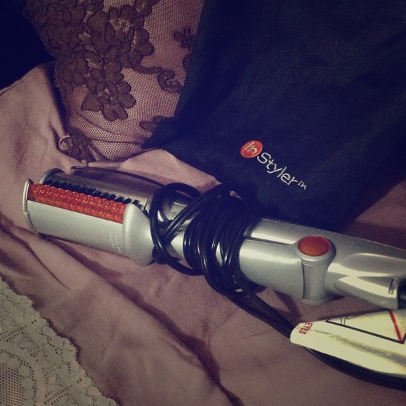 ✂️price cut✂️ In styler and heat protective bag!