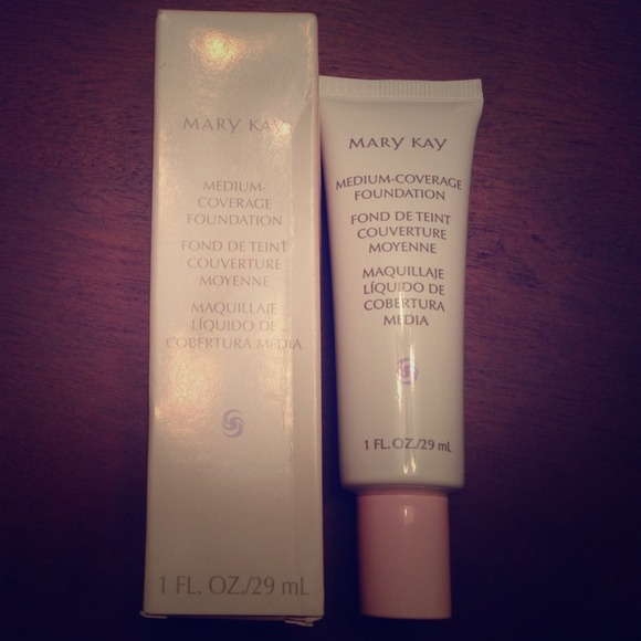 NIB Mary Kay Medium-Coverage Foundation Ivory 200