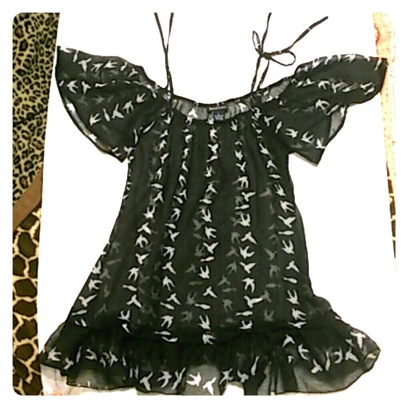 On/off thw shoulder black shwer top