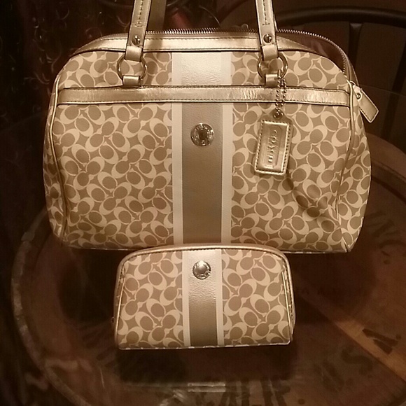 SOLD 🚫🚫Authentic Heritage Coach Gold Makeup bag