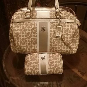 SOLD 🚫🚫Authentic Heritage Coach Gold Makeup bag