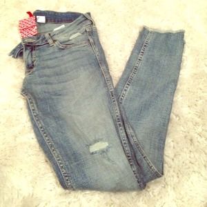 NWT H&M Light wash . Low waisted jeans
