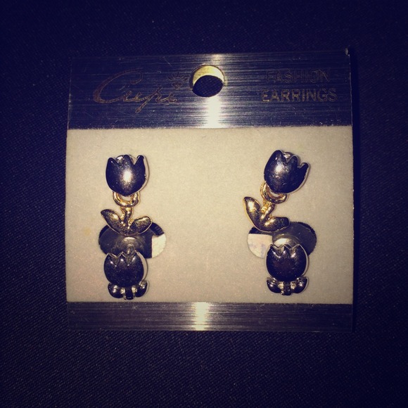 Jewelry - 2 pairs of tulip ear rings Jewelry - 2 pairs of tulip ear rings