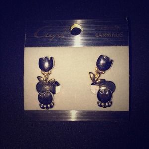 Jewelry - 2 pairs of tulip ear rings Jewelry - 2 pairs of tulip ear rings