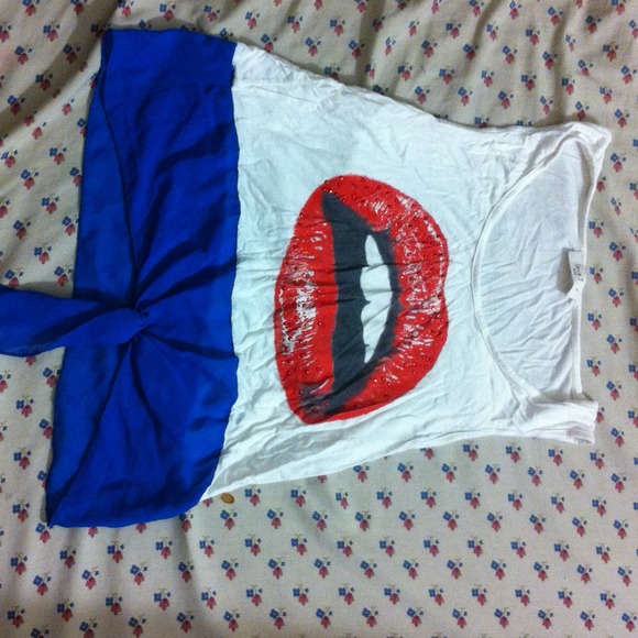White and blue blouse with a kiss in the middle