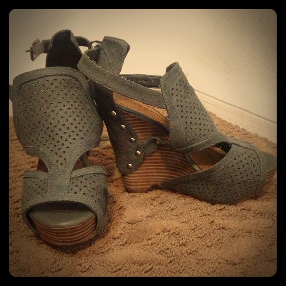 Smokey grey wedges