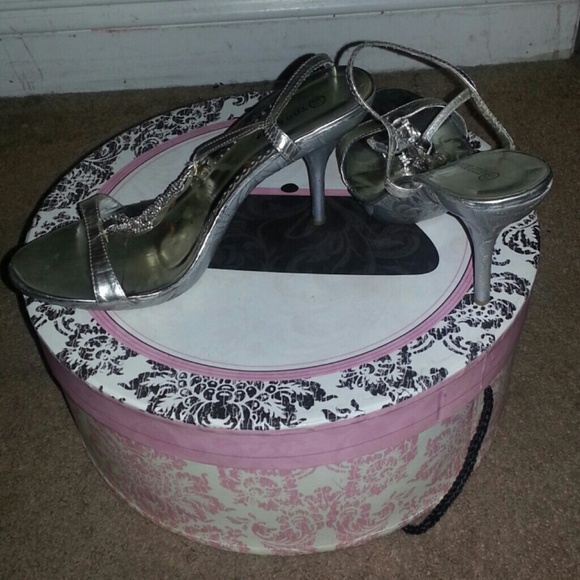 Formal  Heels - Picture 2 of 3