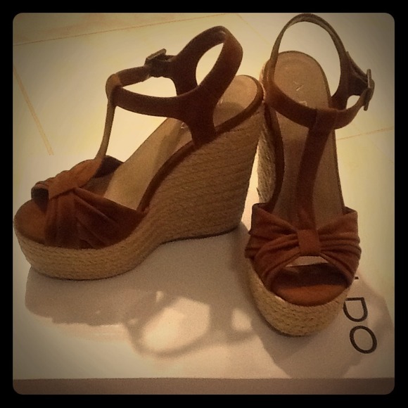 ⬇️SALE. $25 .. Aldo wedges