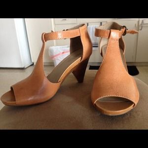 **REDUCED** Nude ankle, peep-toe, low-heels