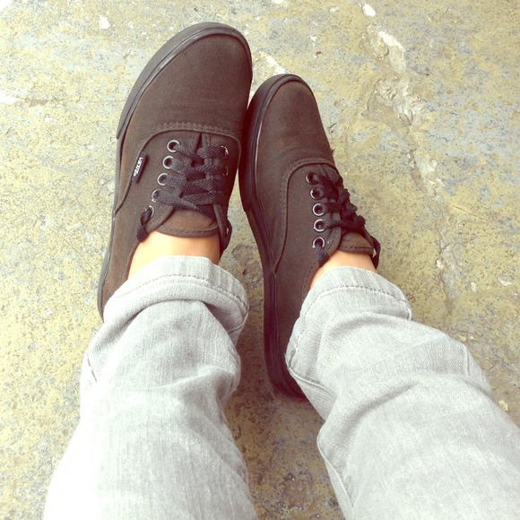 Im selling a pair of lowpro vans - Picture 1 of 1