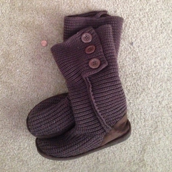 Super cute woven brown boots ugg look alike