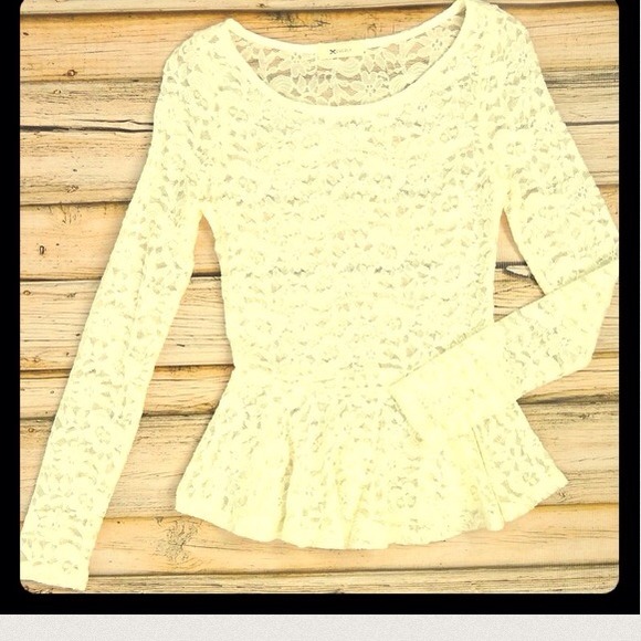 ⭐️NEW⭐️Everly Lace Peplum Top! - Picture 2 of 4