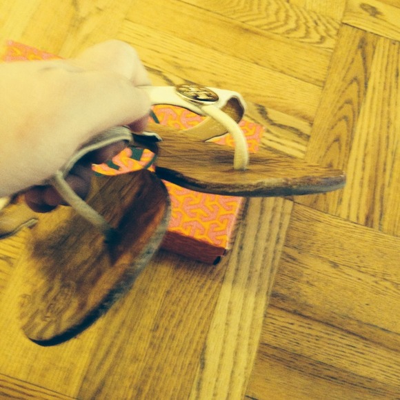 🚫SOLD🚫 Tory Burch Thora in white - Picture 2 of 4