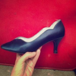 VINTAGE SILK PUMPS