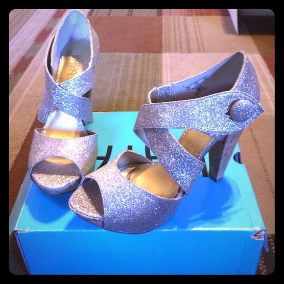Gold glitter heels! 👑👡 NEW