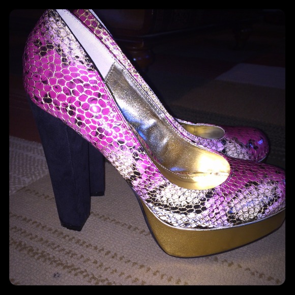 Pink/gold/black snake print heel. 🎀🐍 NEW