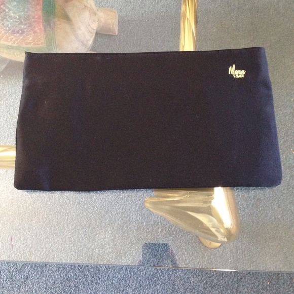 Black clutch