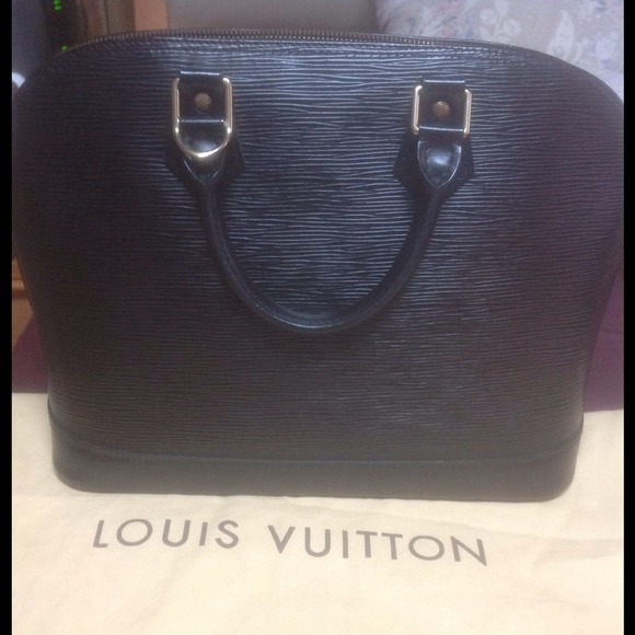⬇SOLD❗Auth Louis Vuitton Epi Alma PM. Negotiable!