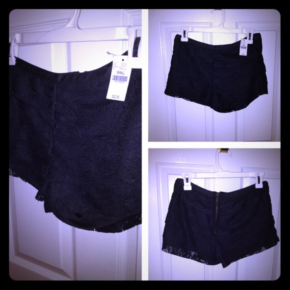 WetSeal Pleated Lace Shorts 🔥 - Picture 1 of 4