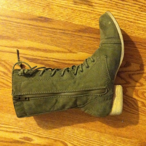 Boots - Picture 3 of 4