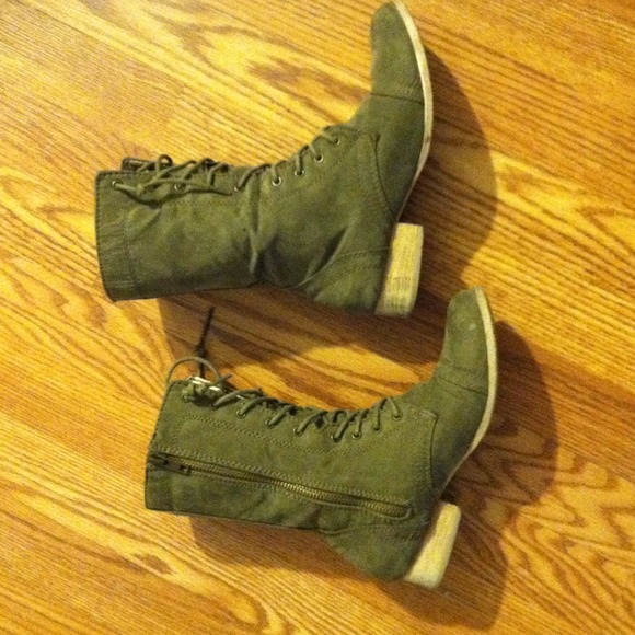 Boots - Picture 4 of 4