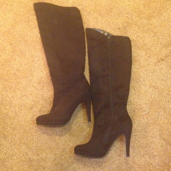 Black winter boots
