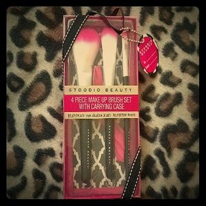 4 Piece Make Up Brush Set with Case