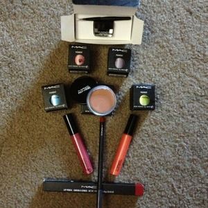 Mac makeup bundle 4 pigments 2 Lipgloss etc