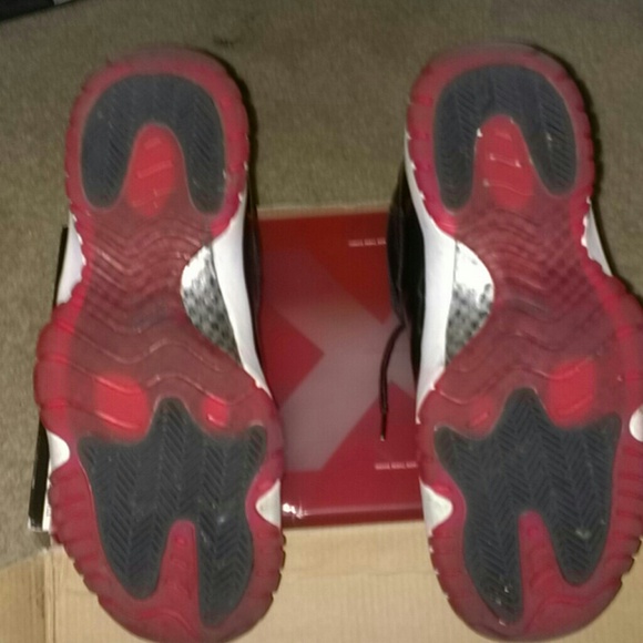 Jordan's Bred 11 - Picture 3 of 4