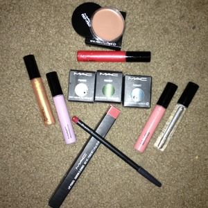 ✂Price cut✂Mac makeup bundle pigments lipgloss etc