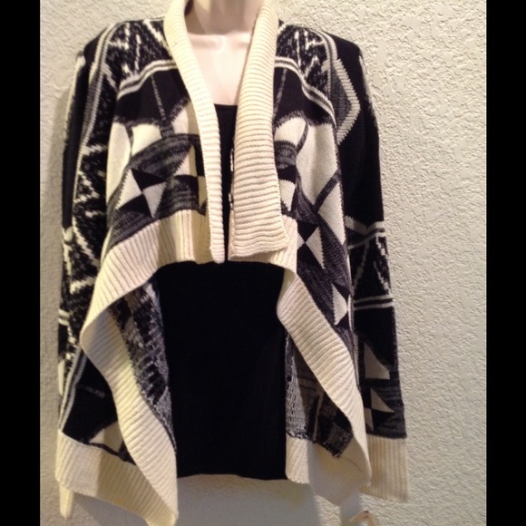 Sweaters - 💗BUNDLED💗BEAUTIFUL AZTEC/TRIBAL PRINT SWEATER!