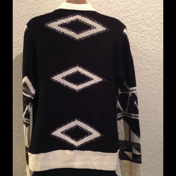 💗BUNDLED💗BEAUTIFUL AZTEC/TRIBAL PRINT SWEATER! - Picture 2 of 2