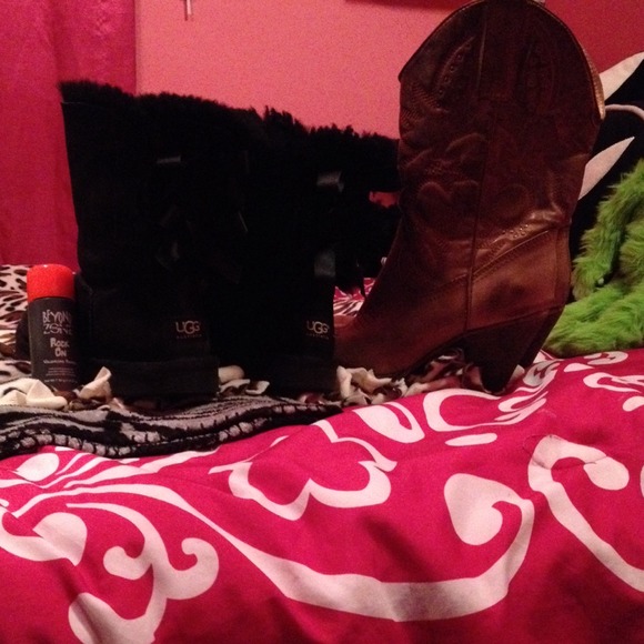 Uggs,cowboy boots and  hair powder bundle💕