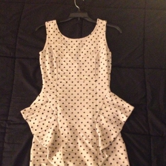 Polka dots short fit dress - Picture 3 of 3