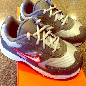 Little Nike Run II shoes