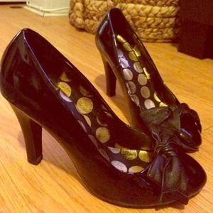 Patent leather pumps with a bow
