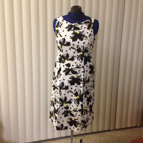 Black, white and yellow daisy dress - Picture 4 of 4