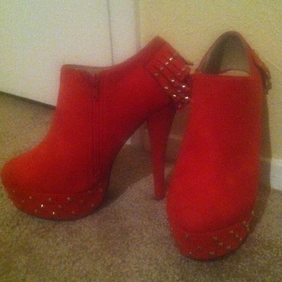 Red booties with gold studs - Picture 1 of 4