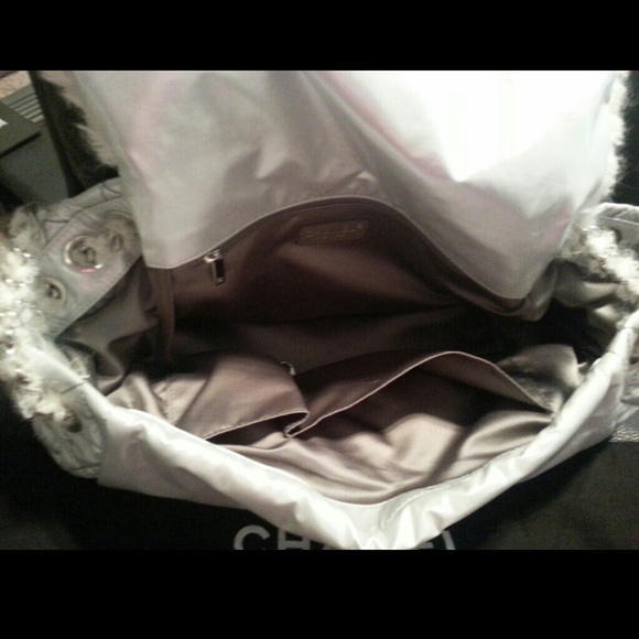 CHANEL HANDBAG. RARE - Picture 2 of 4