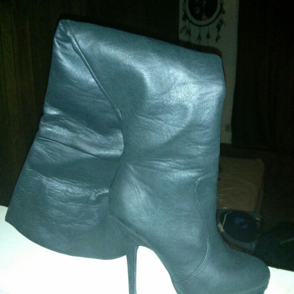 Victoria Secret thigh high heel boot 7.5, unused