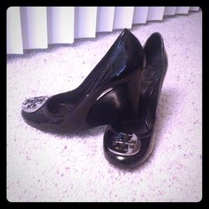 AUTHENTIC Tory Burch black patent wedges