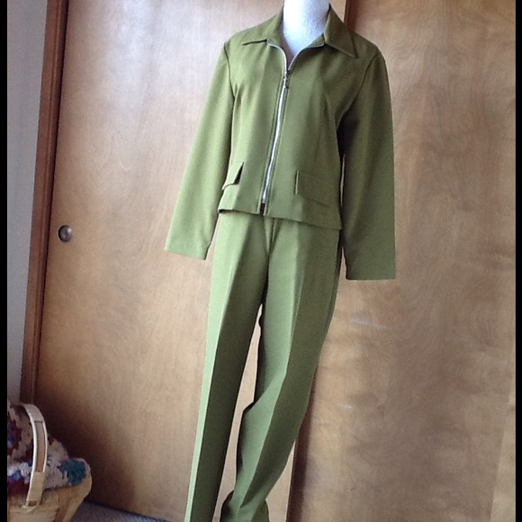 Bright Olive Green Pantsuit for Work or Play!! - Picture 1 of 4