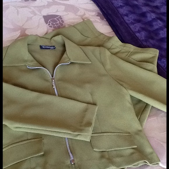 Bright Olive Green Pantsuit for Work or Play!! - Picture 3 of 4