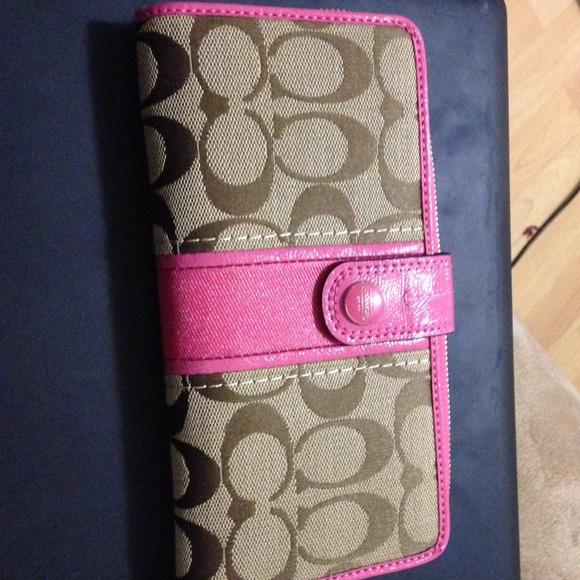 Coach Signature Zip Wallet (Never used) 👛
