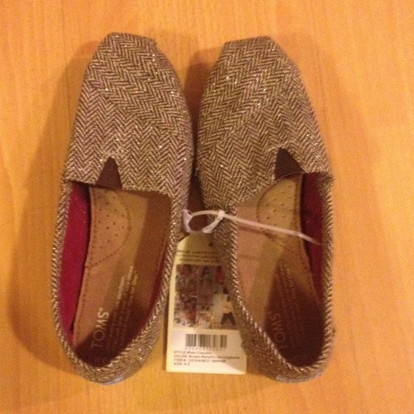 Brand new without box toms !!