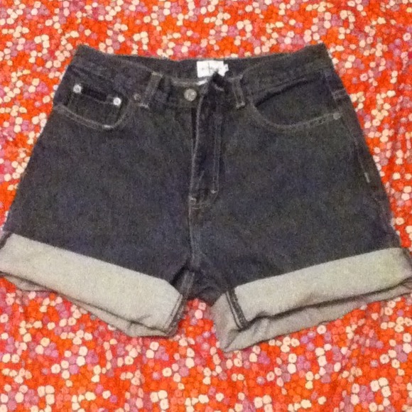 Vintage cuffed highwaisted Calvin Klein shorts!