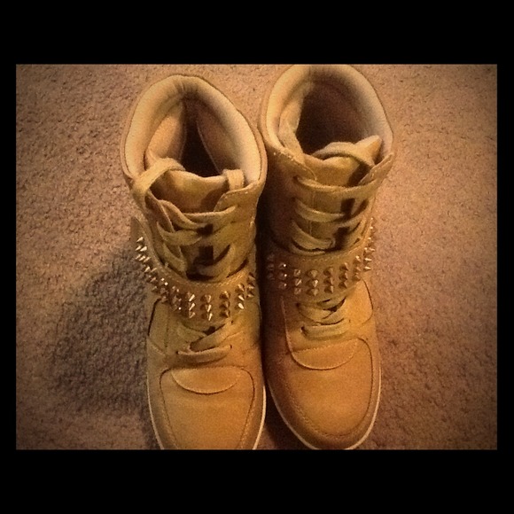 Almost new beige wedge