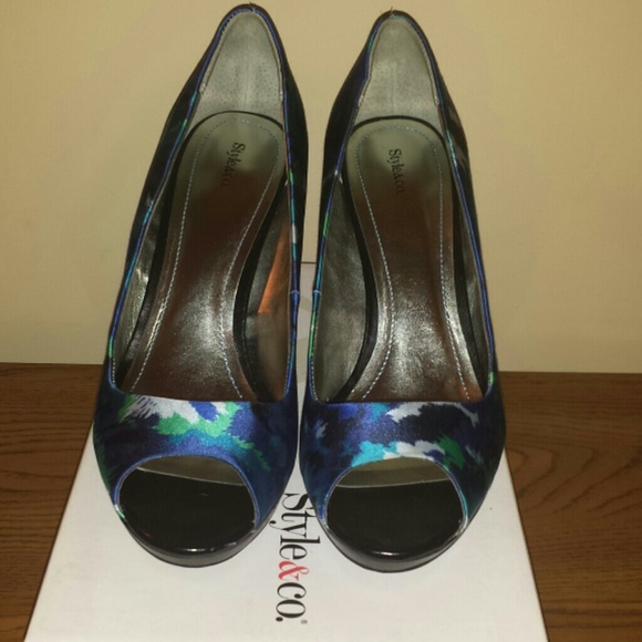 Shoes - Picture 2 of 4